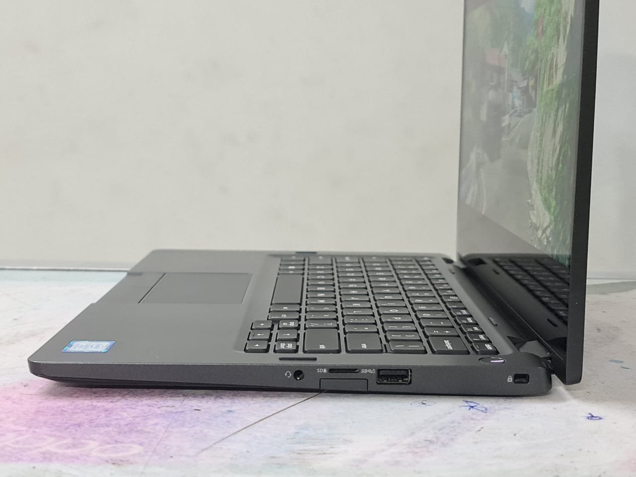 Dell Latitude 13 5300 2-in-1 8th Gen. Core i7 Ram 8 GB SSD 256GB 13.3 FHD Touch X360 Gorilla Glass Screen Windows 10 Pro